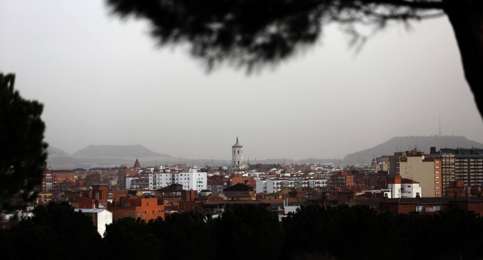 La calima cubre el cielo de Valladolid