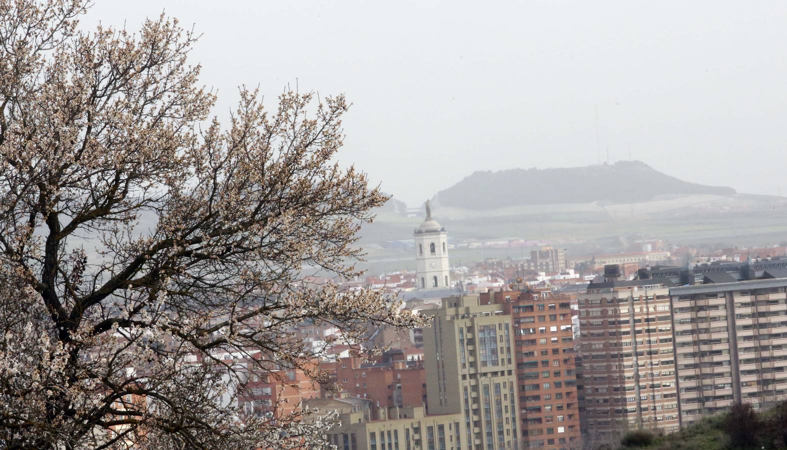 La calima cubre el cielo de Valladolid