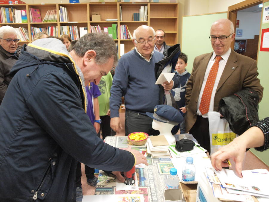 Exposición &#039;Sellos del Mundo&#039; en el CEIP León Felipe