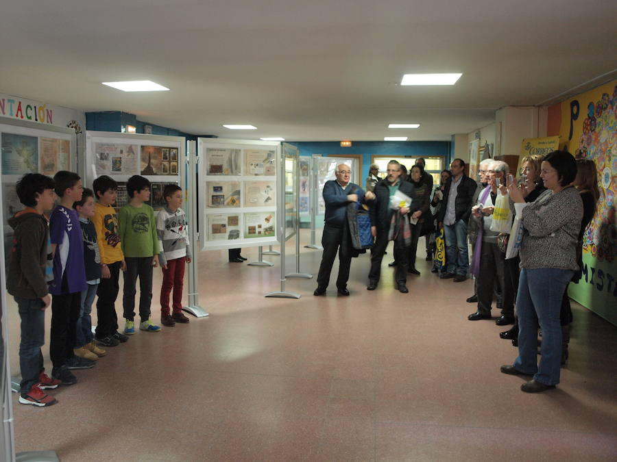 Exposición &#039;Sellos del Mundo&#039; en el CEIP León Felipe