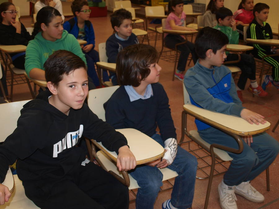 Exposición &#039;Sellos del Mundo&#039; en el CEIP León Felipe