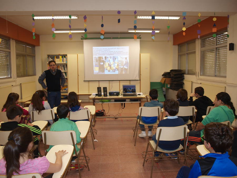 Exposición &#039;Sellos del Mundo&#039; en el CEIP León Felipe