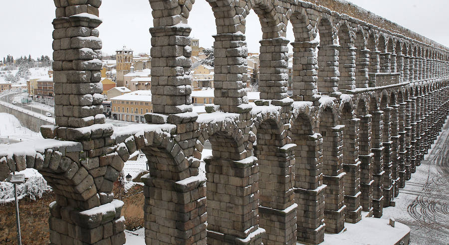 Segovia cubierta por la nieve (1/2)