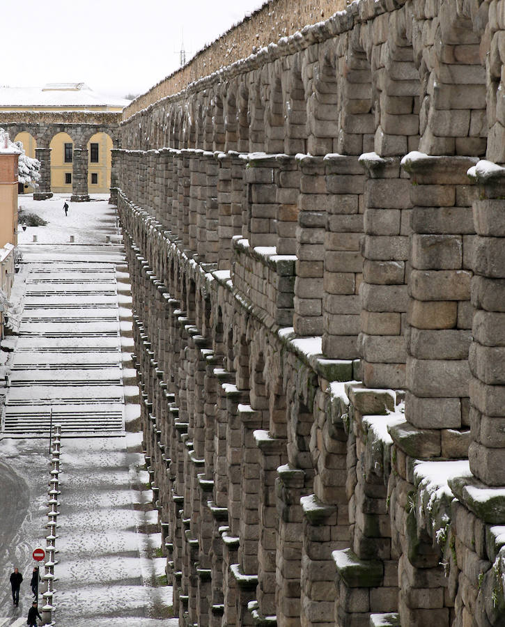 Segovia cubierta por la nieve (1/2)