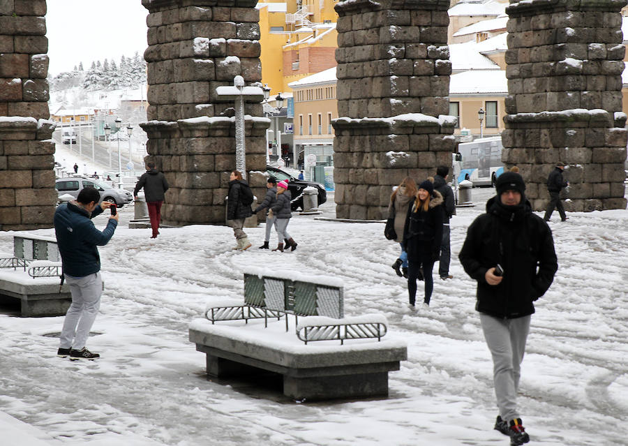 Segovia cubierta por la nieve (1/2)