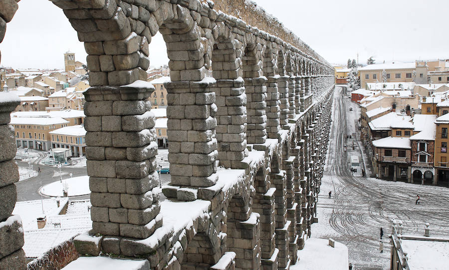 Segovia cubierta por la nieve (1/2)