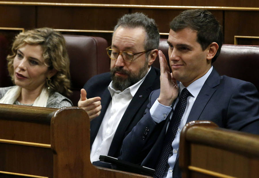 El presidente de Ciudadanos, Albert Rivera, junto al portavoz de la formación, Juan Carlos Girauta, escucha la intervención del secretario general de Podemos, Pablo Iglesias.