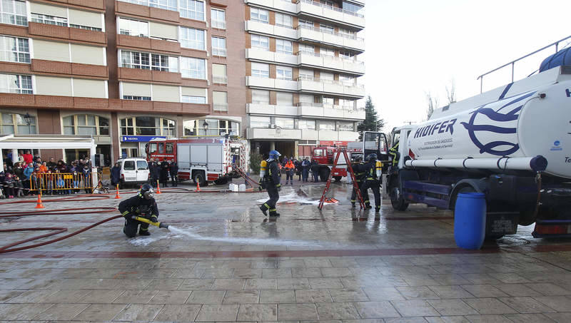 Los Bomberos de Palencia desarrollan un simulacro en el centro de la ciudad