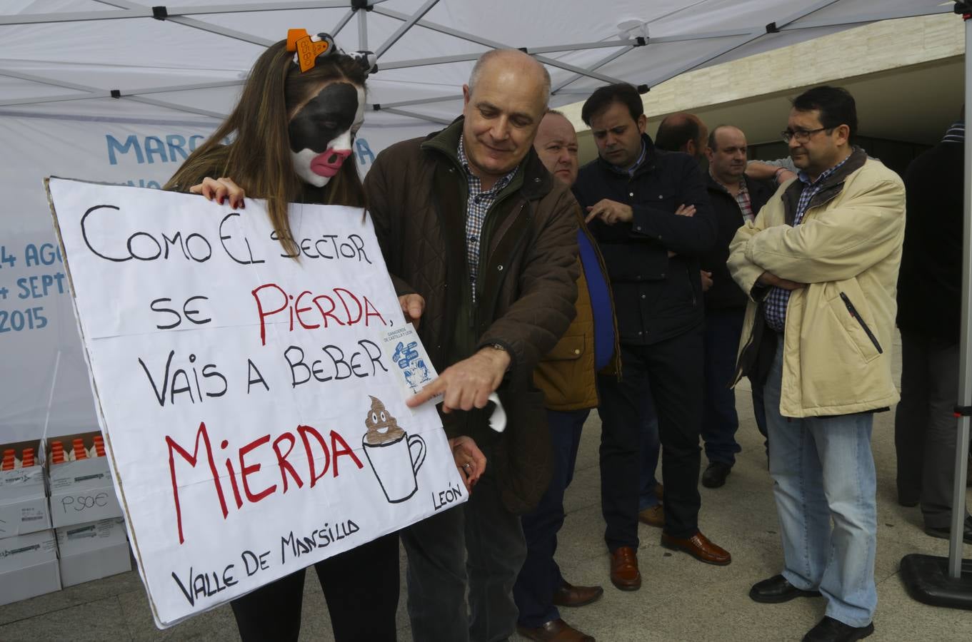Protesta de ganaderos a las puertas de las Cortes de Castilla y León por la crisis del sector lácteo