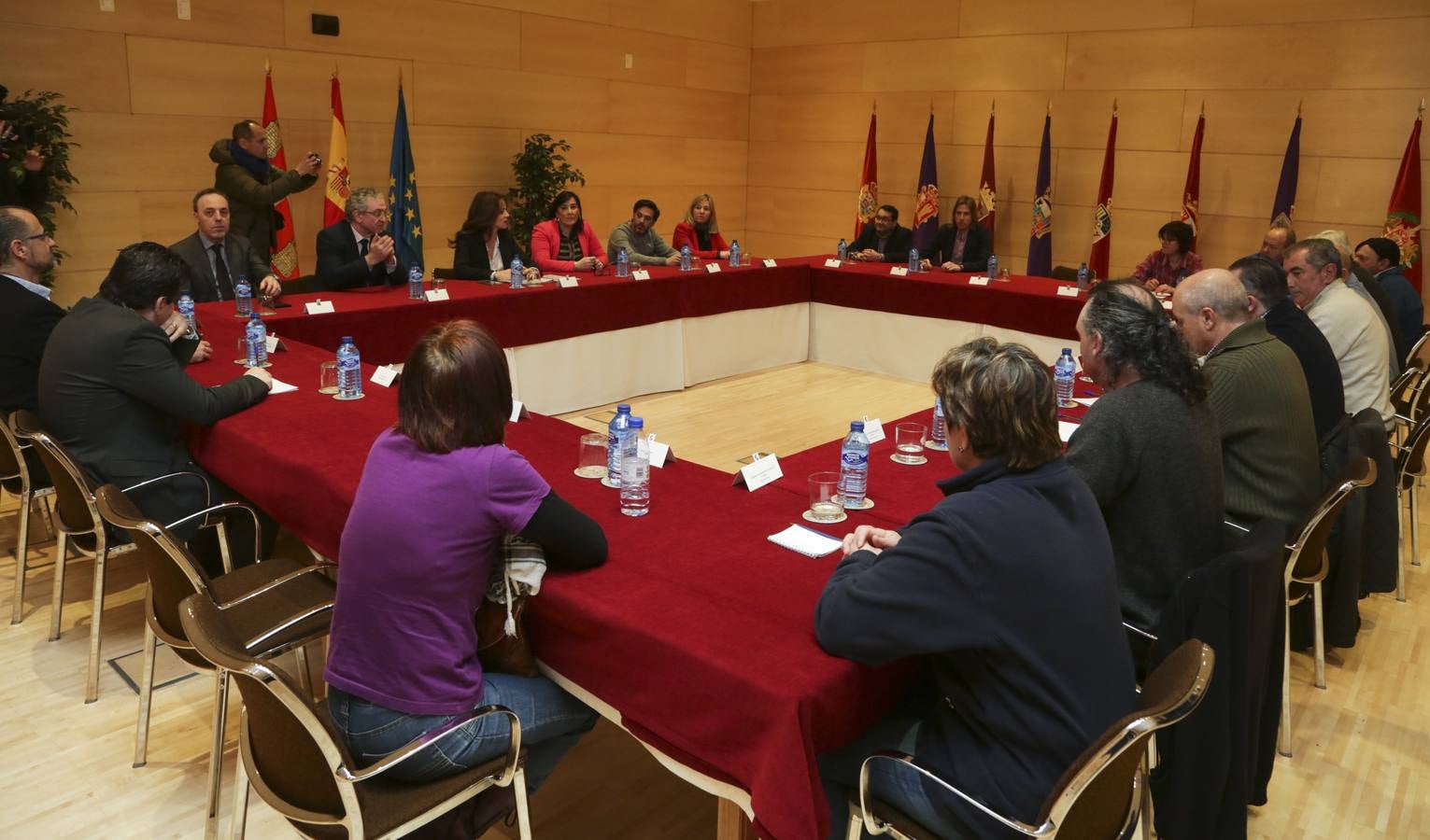 Protesta de ganaderos a las puertas de las Cortes de Castilla y León por la crisis del sector lácteo