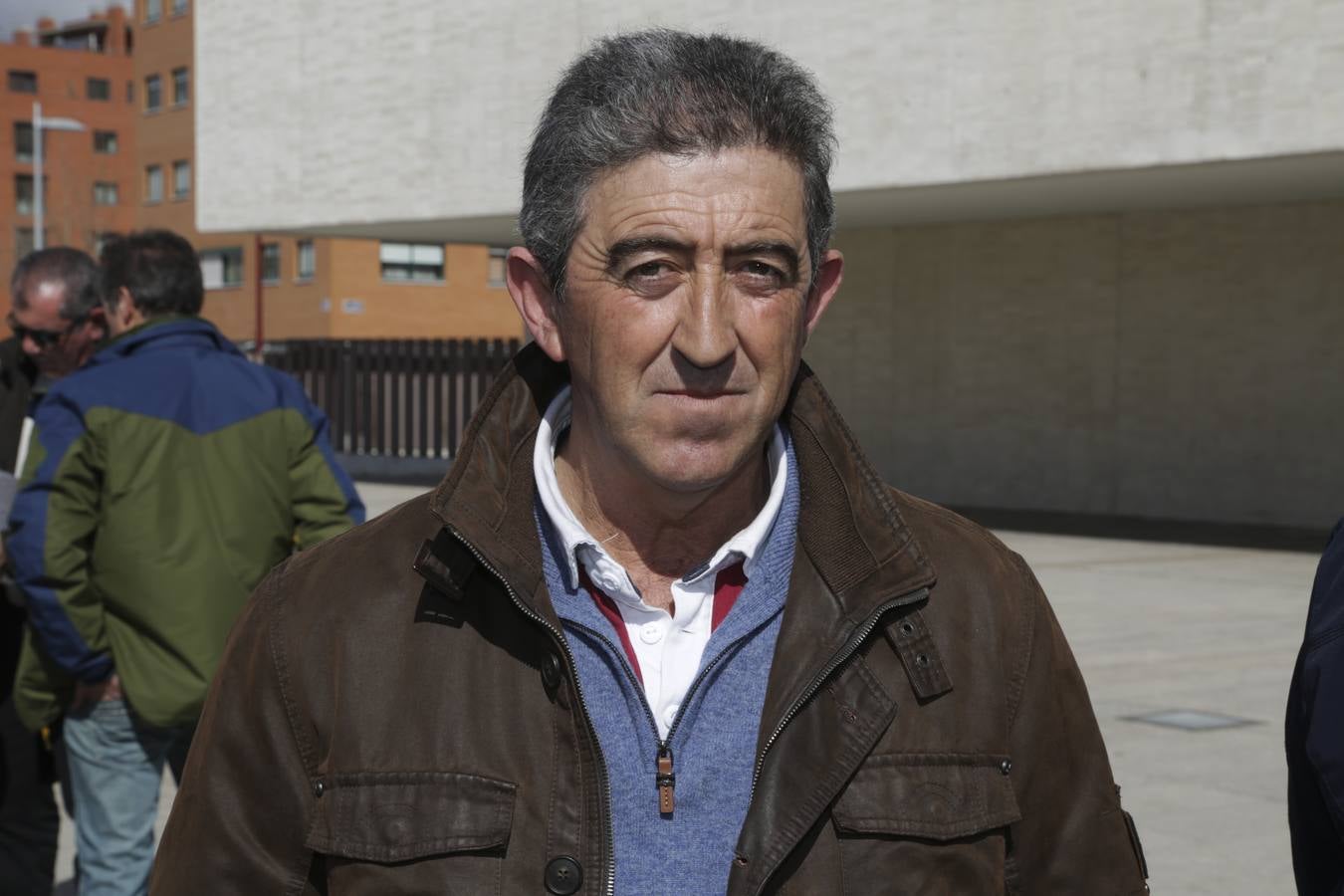 Protesta de ganaderos a las puertas de las Cortes de Castilla y León por la crisis del sector lácteo