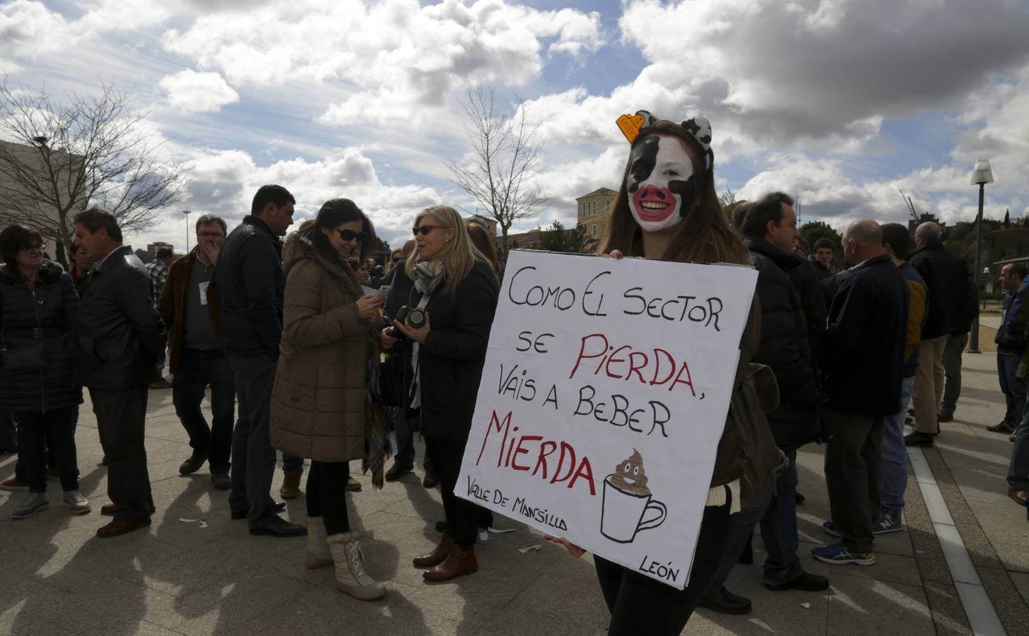 Protesta de ganaderos a las puertas de las Cortes de Castilla y León por la crisis del sector lácteo