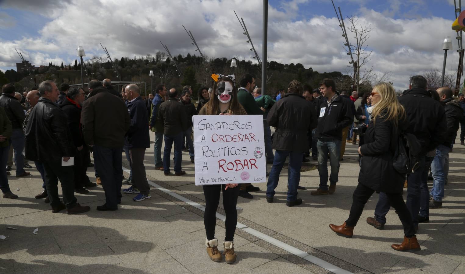 Protesta de ganaderos a las puertas de las Cortes de Castilla y León por la crisis del sector lácteo