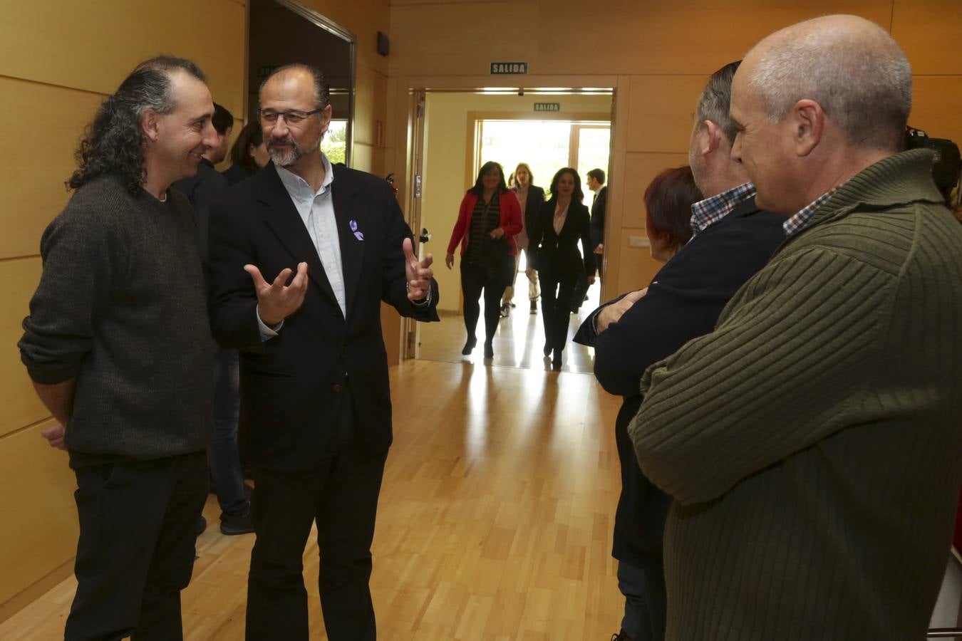 Protesta de ganaderos a las puertas de las Cortes de Castilla y León por la crisis del sector lácteo