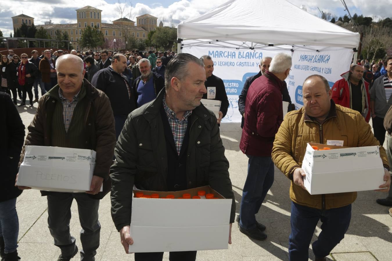 Protesta de ganaderos a las puertas de las Cortes de Castilla y León por la crisis del sector lácteo
