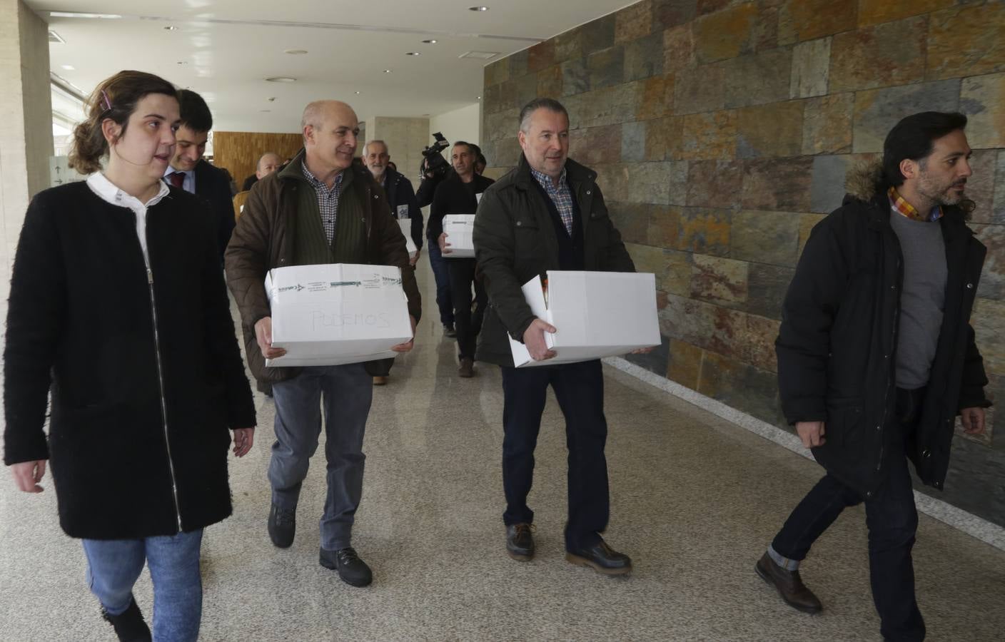 Protesta de ganaderos a las puertas de las Cortes de Castilla y León por la crisis del sector lácteo