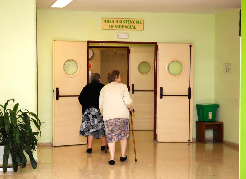 La consejera de Familia e Igualdad de Oportunidades visita la residencia de personas mayores Puente de Hierro de Palencia