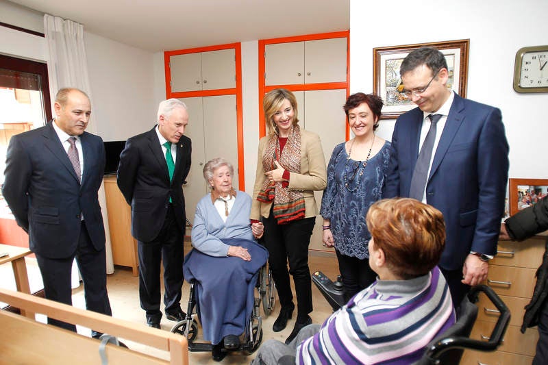 La consejera de Familia e Igualdad de Oportunidades visita la residencia de personas mayores Puente de Hierro de Palencia