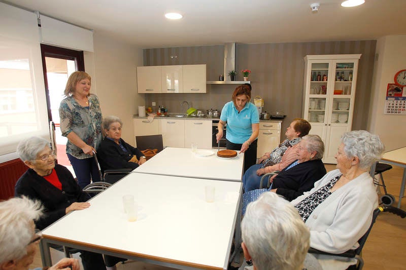 La consejera de Familia e Igualdad de Oportunidades visita la residencia de personas mayores Puente de Hierro de Palencia