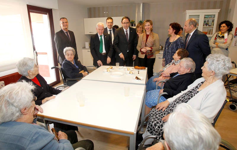 La consejera de Familia e Igualdad de Oportunidades visita la residencia de personas mayores Puente de Hierro de Palencia