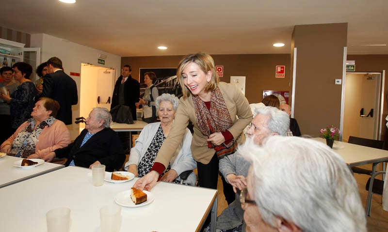 La consejera de Familia e Igualdad de Oportunidades visita la residencia de personas mayores Puente de Hierro de Palencia