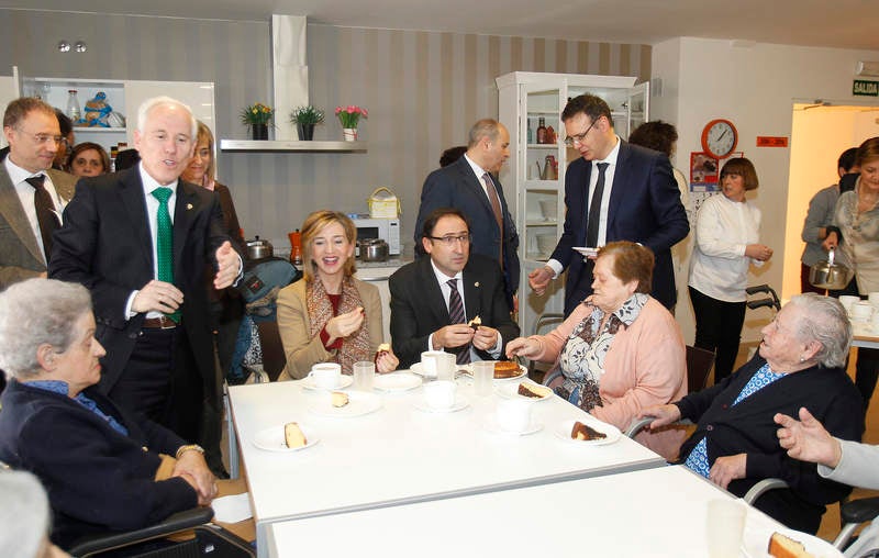 La consejera de Familia e Igualdad de Oportunidades visita la residencia de personas mayores Puente de Hierro de Palencia