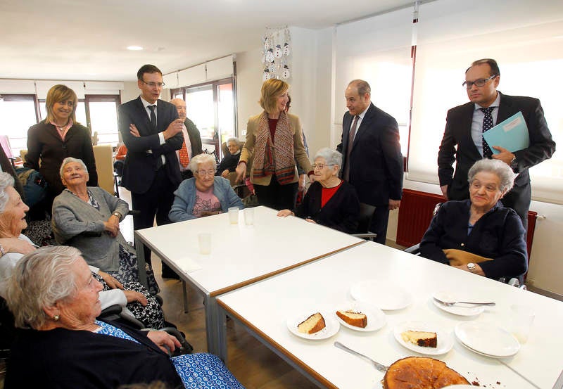 La consejera de Familia e Igualdad de Oportunidades visita la residencia de personas mayores Puente de Hierro de Palencia