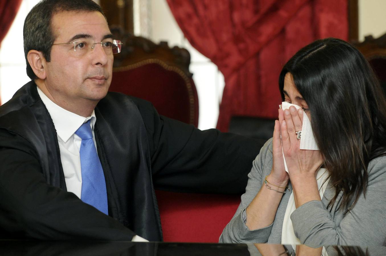 La policía local Raquel Gago es consolada por su abogado Fermin Guerrero (i), tras la lectura del veredicto por parte del jurado.