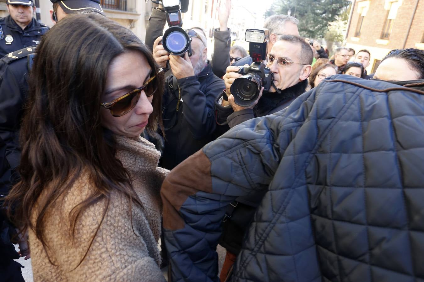 Salida de Raquel Gago de la Audiencia Provincial tras conocer la sentencia del juicio por la muerte de Isabel Carrasco.