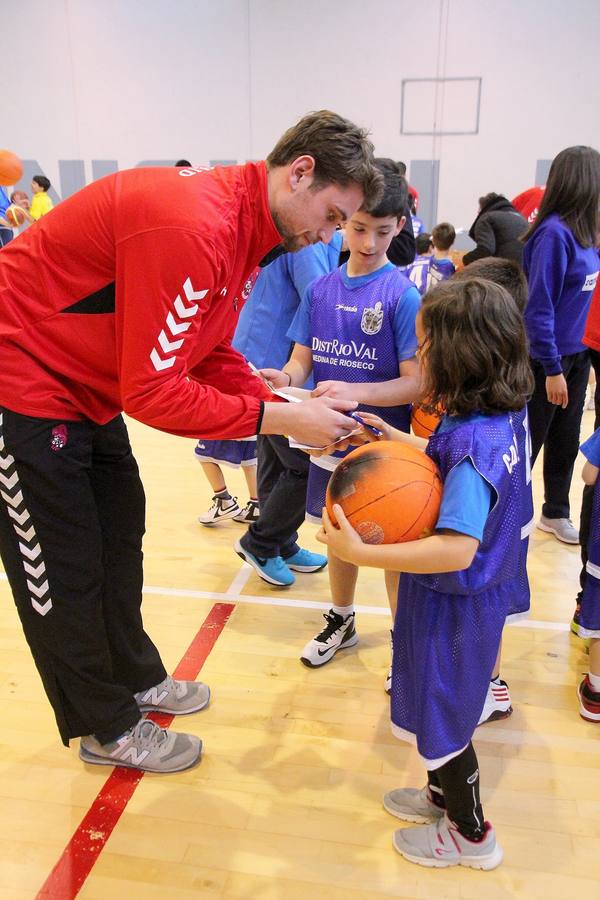 La plantilla del Brico Depôt entrena con los equipos riosecanos del CD Almirantes