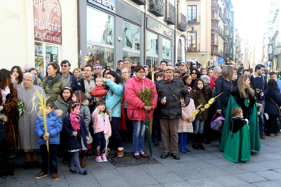 Ambiente en las calles de Valladolid durante la Procesión de las Palmas (1/2)