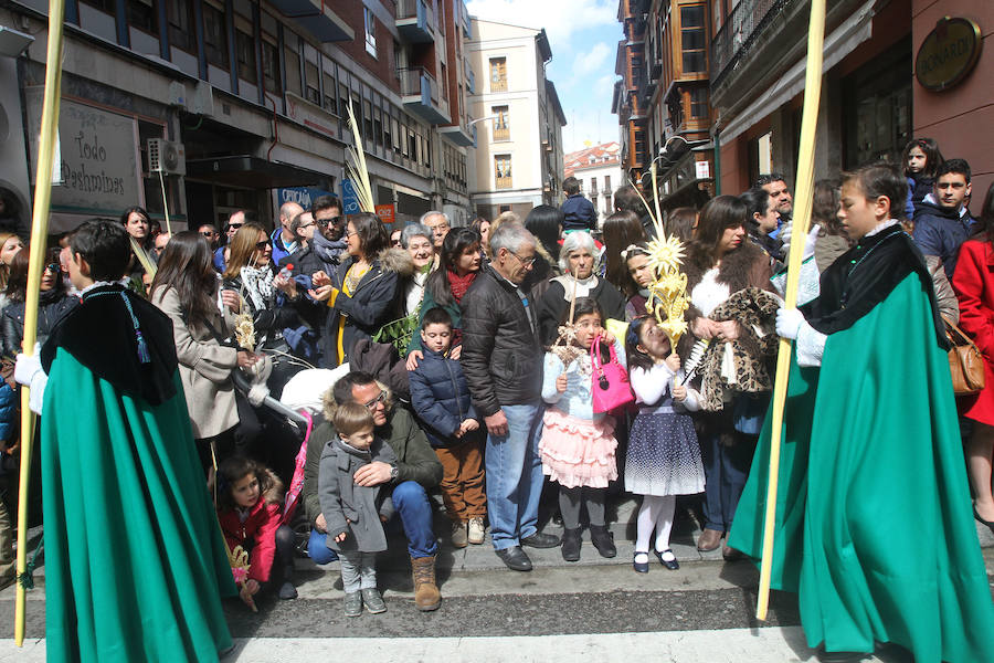 Ambiente en las calles de Valladolid durante la Procesión de las Palmas (1/2)