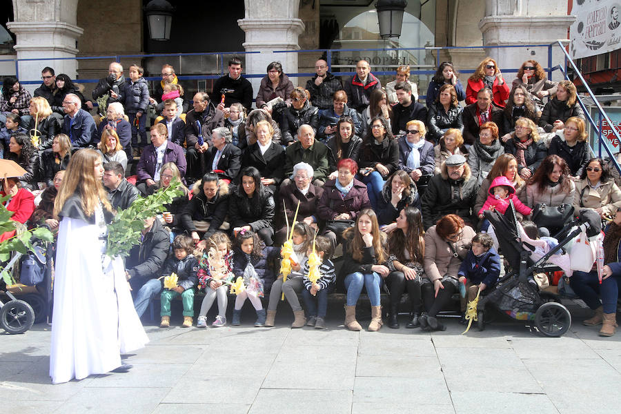 Ambiente en las calles de Valladolid durante la Procesión de las Palmas (1/2)