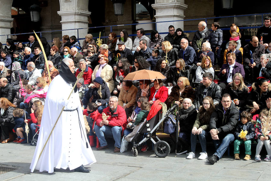 Ambiente en las calles de Valladolid durante la Procesión de las Palmas (1/2)