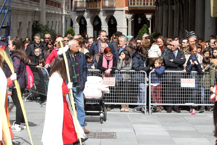 Ambiente en las calles de Valladolid durante la Procesión de las Palmas (1/2)
