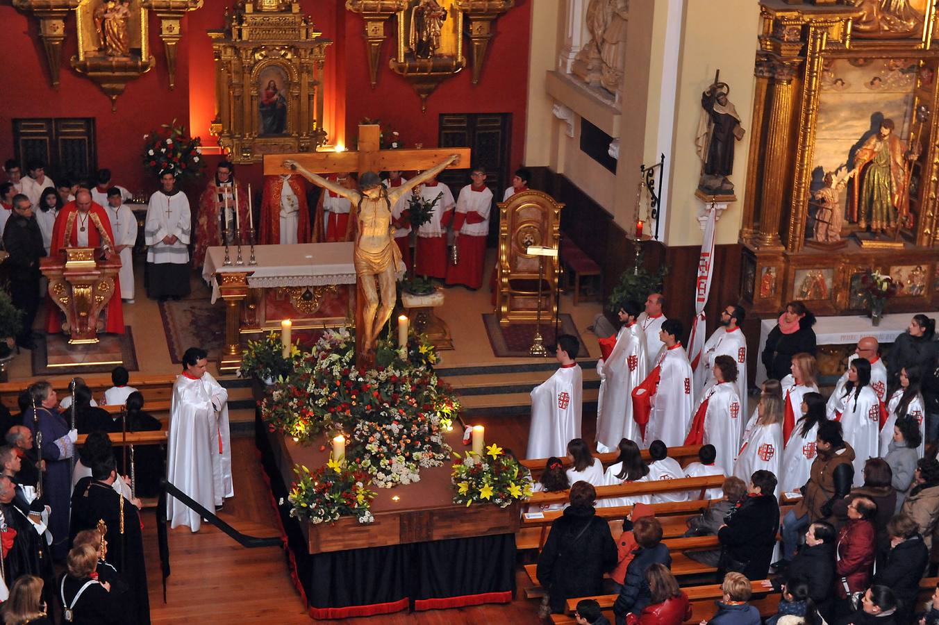 La lluvia suspende la Peregrinación del Santísimo Cristo del Amor y la meditación de las Siete Palabras en Medina del Campo (Valladolid)