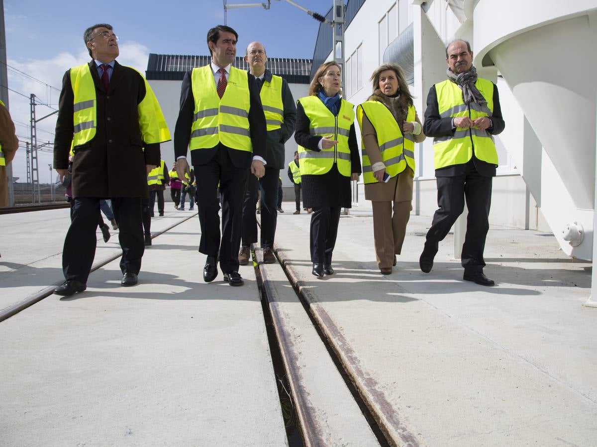 La ministra de Fomento visita los nuevos talleres de Renfe en Valladolid