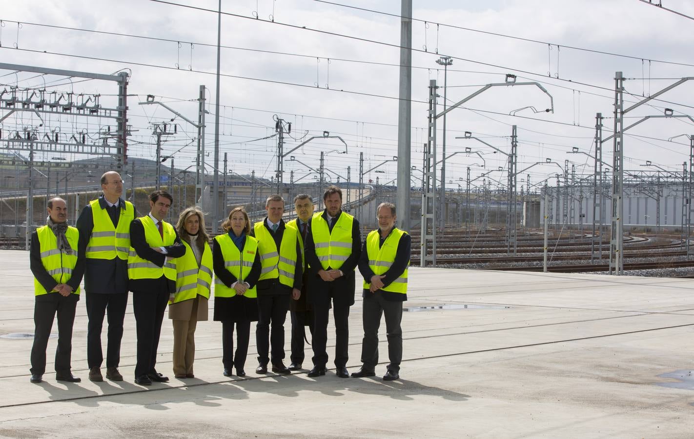 La ministra de Fomento visita los nuevos talleres de Renfe en Valladolid