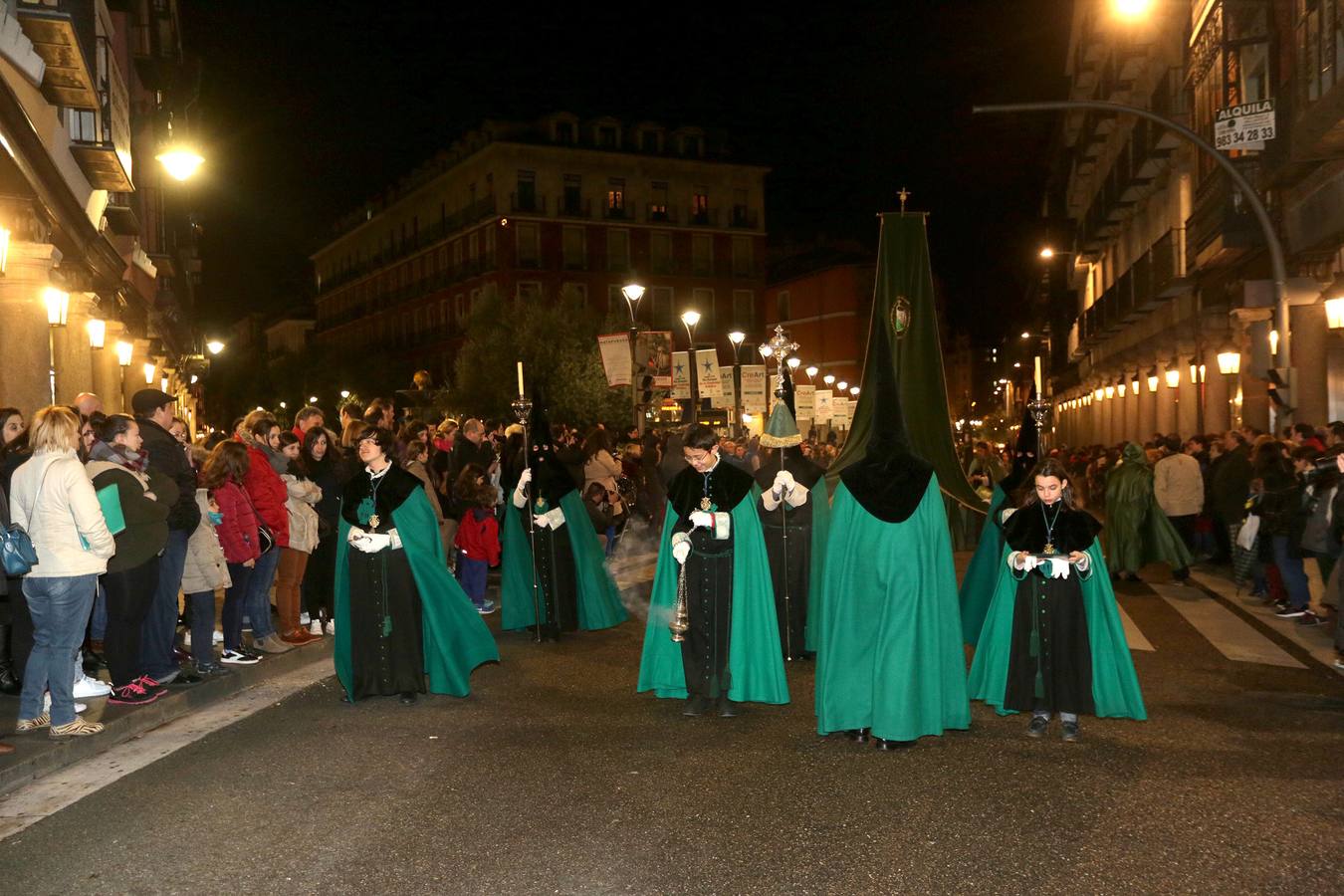 Si estuviste en la Procesión del Rosario del Dolor, búscate en la fotos (1/2)