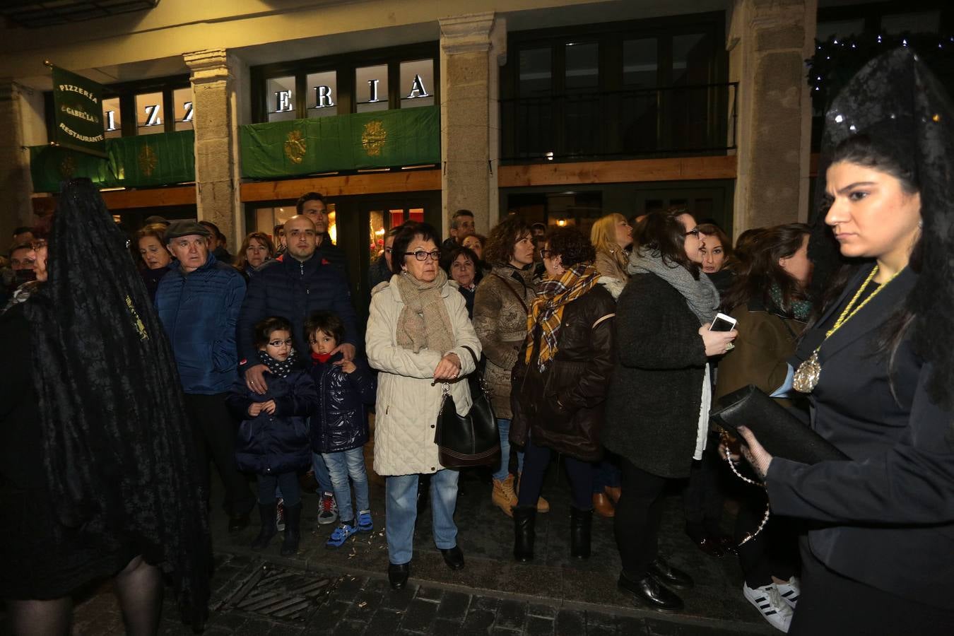 Si estuviste en la Procesión del Rosario del Dolor, búscate en la fotos (2/2)