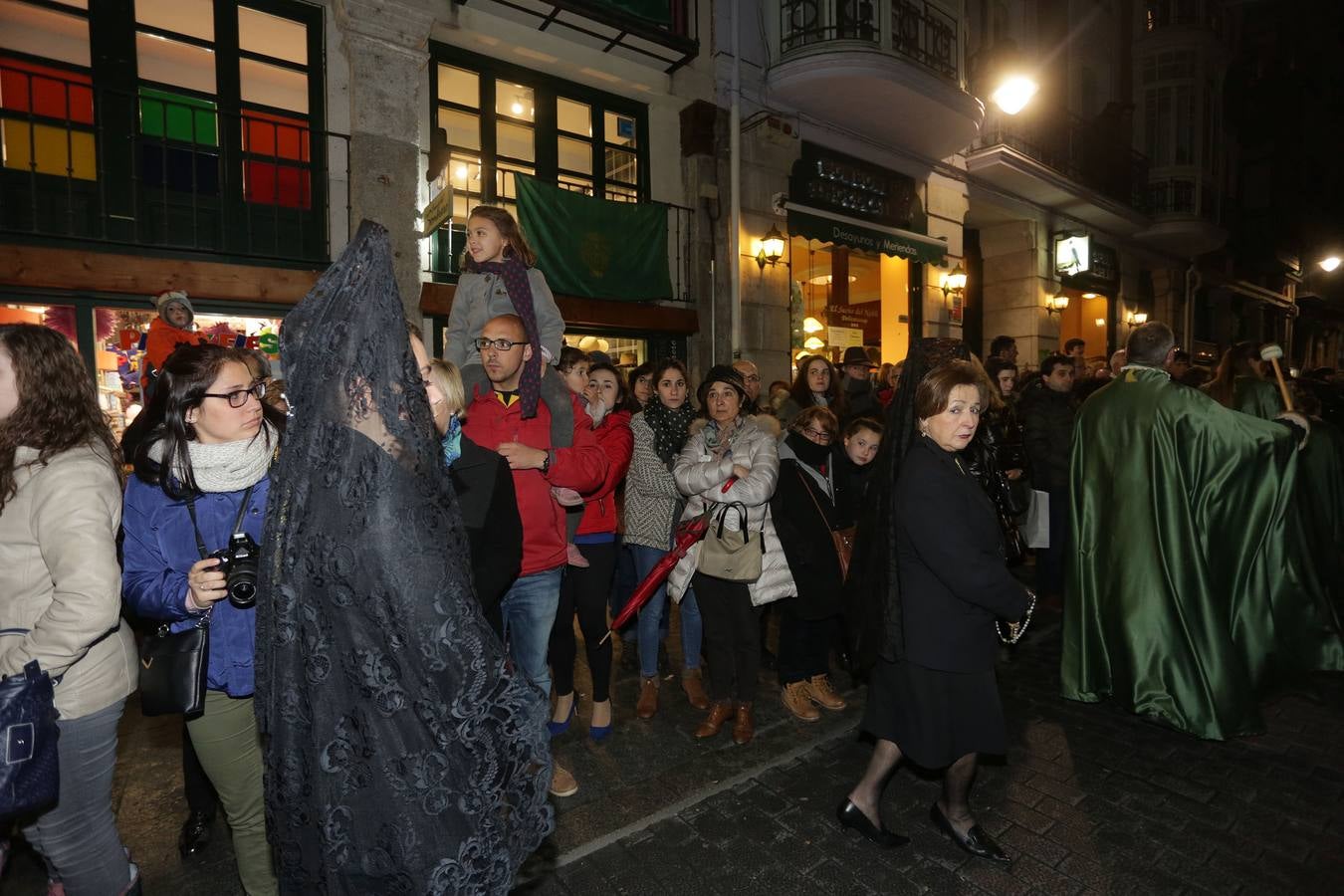 Si estuviste en la Procesión del Rosario del Dolor, búscate en la fotos (2/2)