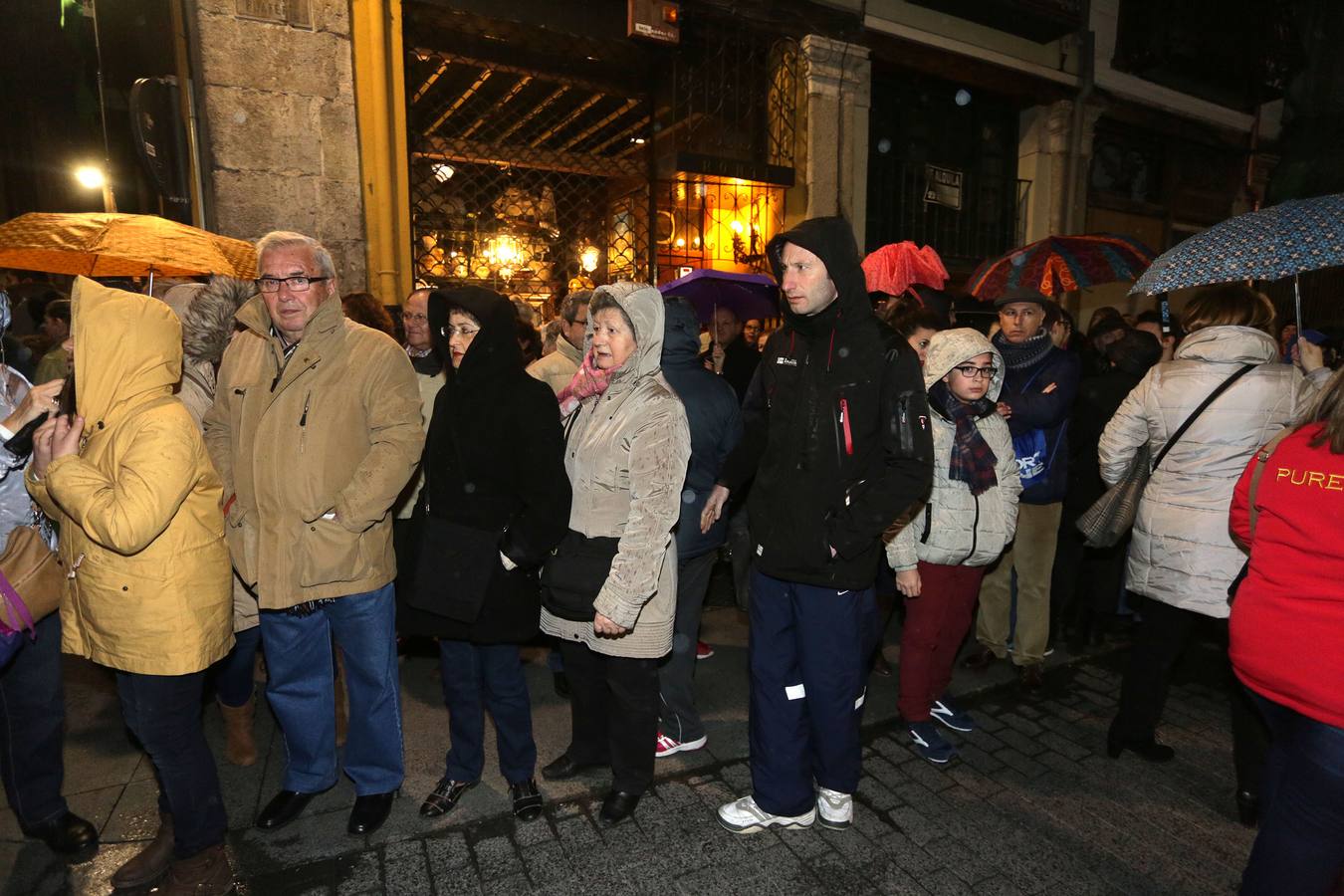 Si estuviste en la Procesión del Rosario del Dolor, búscate en la fotos (2/2)