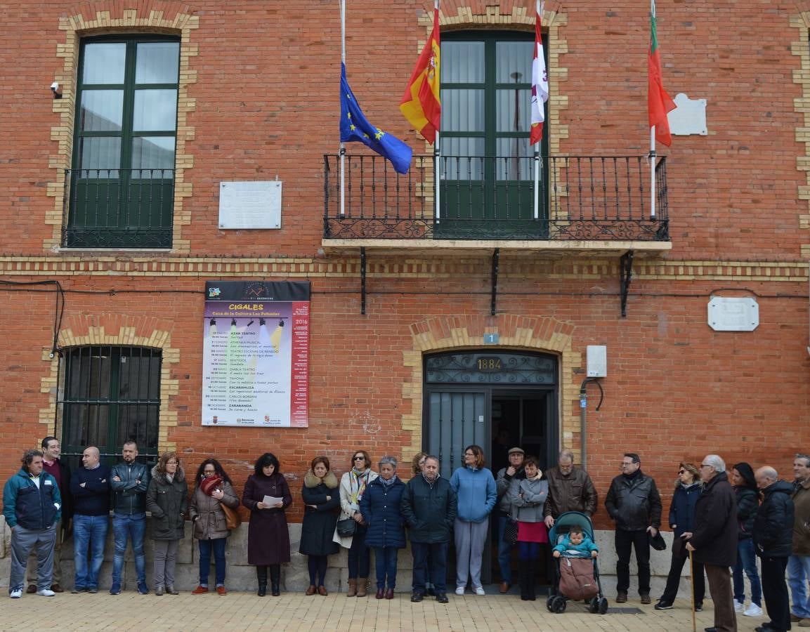 Minuto de silencio guardado en el Ayuntamiento de Cigales.