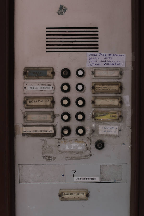 Scharbeek vuelve a la normalidad. El teléfonillo del bloque del apartamento en el que se hallaron los 15 kilos de explosivos.