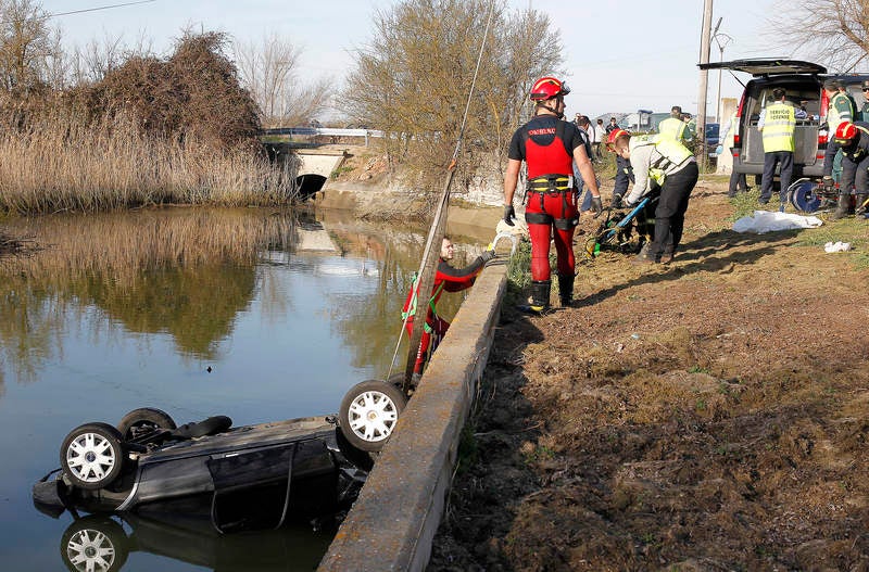 Fallecen dos personas al caer el coche en el que viajaban a una balsa en Dueñas (Palencia)