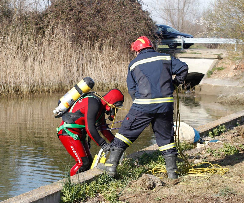 Fallecen dos personas al caer el coche en el que viajaban a una balsa en Dueñas (Palencia)