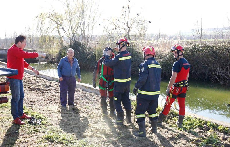 Fallecen dos personas al caer el coche en el que viajaban a una balsa en Dueñas (Palencia)