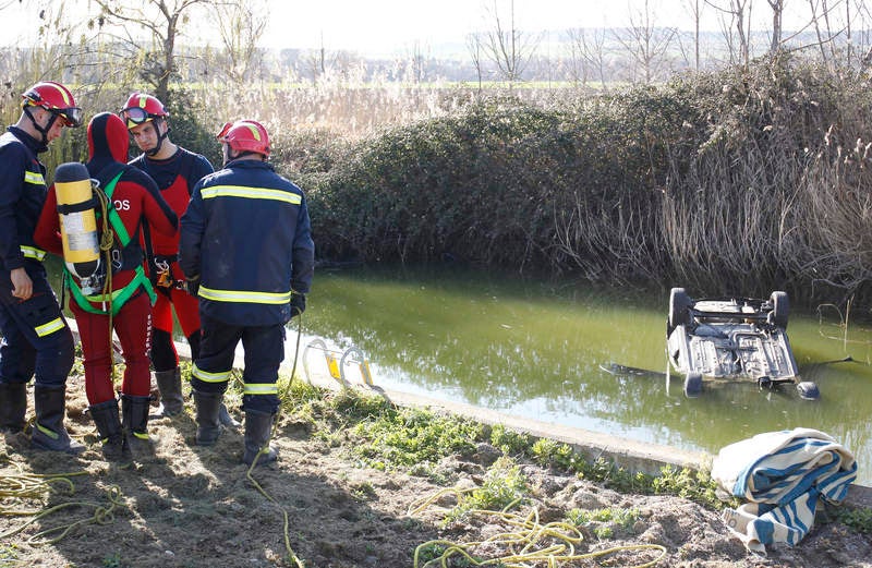 Fallecen dos personas al caer el coche en el que viajaban a una balsa en Dueñas (Palencia)