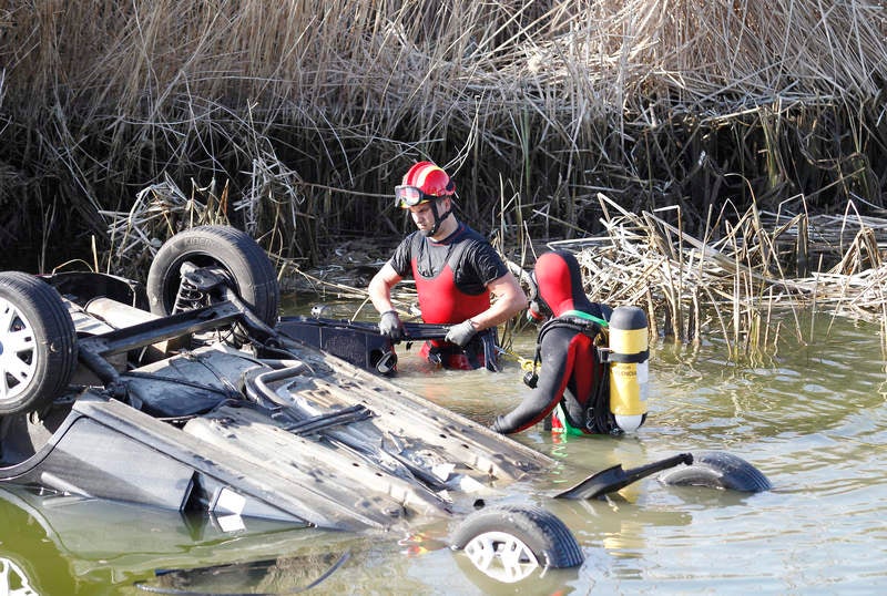 Fallecen dos personas al caer el coche en el que viajaban a una balsa en Dueñas (Palencia)