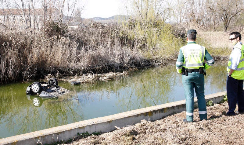 Fallecen dos personas al caer el coche en el que viajaban a una balsa en Dueñas (Palencia)